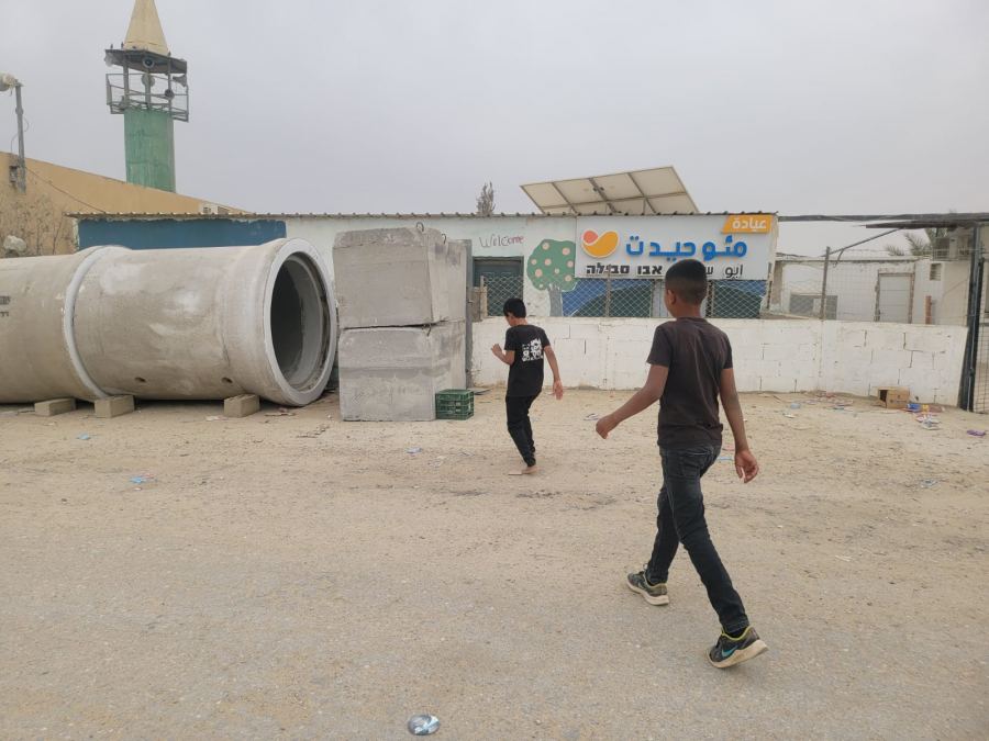 جمعيات تحذّر من فجوات الملاجئ في النقب وتطالب بتمويل عاجل لحماية المدارس في القرى غير المعترف بها